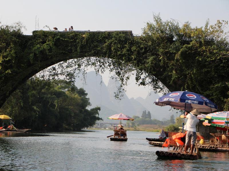 Die steinerne Drachenbrücke ist schon 600 Jahre alt. Besonders gerne lassen sich auf ihr Hochzeitspaare fotografieren. Foto: Alexandra Frank