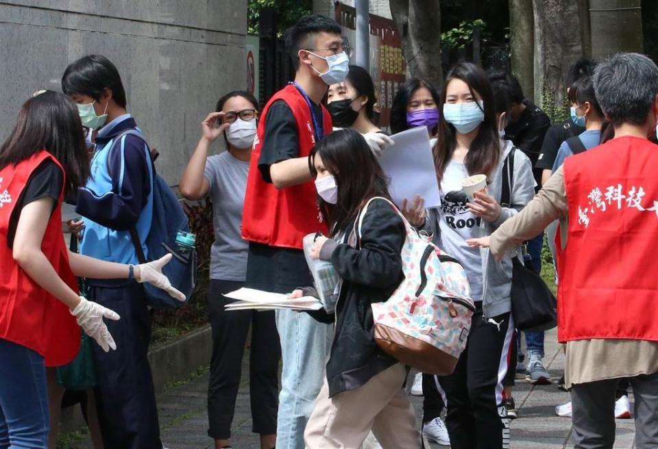 圖為22日111學年度大學學測，考生進入考場情景。（資料照，趙雙傑攝）