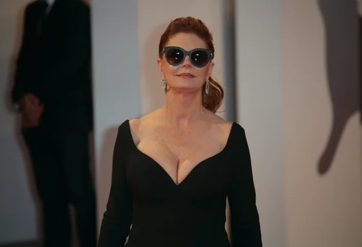 Susan Sarandon luciendo escote con 71 a&#xf1;os en la alfombra roja durante el 74&#xba; Festival de Cine de Venecia. [Foto: Matteo Chinellato/NurPhoto v&#xed;a Getty Images]