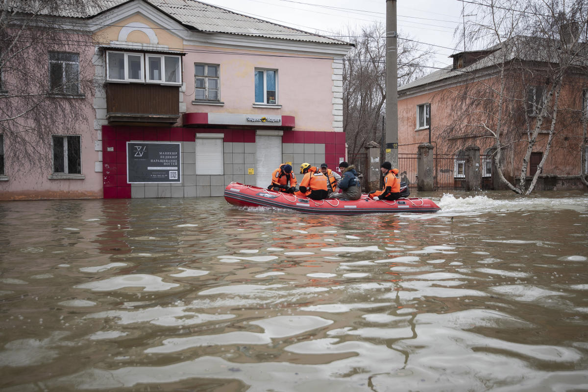 Rusai surengia retą protestą po to, kai netoli Kazachstano sienos griuvo užtvanka ir užtvindė namus