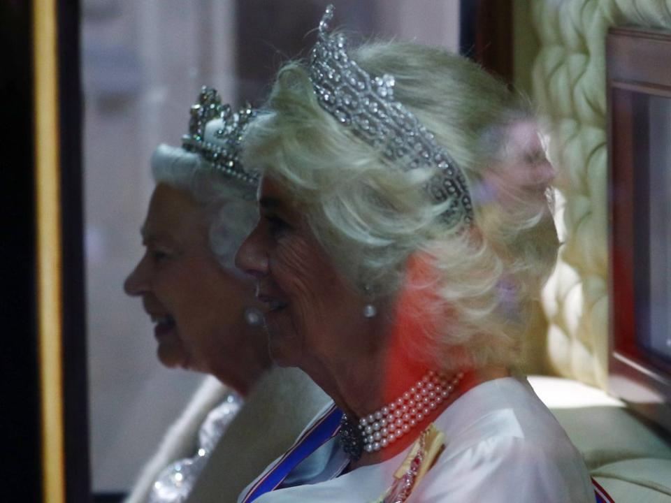 Die heutige Queen Consort Camilla mit Queen Elizabeth II. (Bild: imago/PA Images)