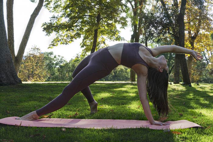 mujer haciendo yoga