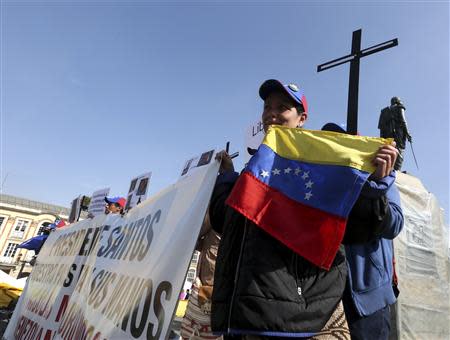 Venezuelan demonstrators protest in front of the Colombian Congress during the opening of the congressional elections in Bogota March 9, 2014. REUTERS/John Vizcaino