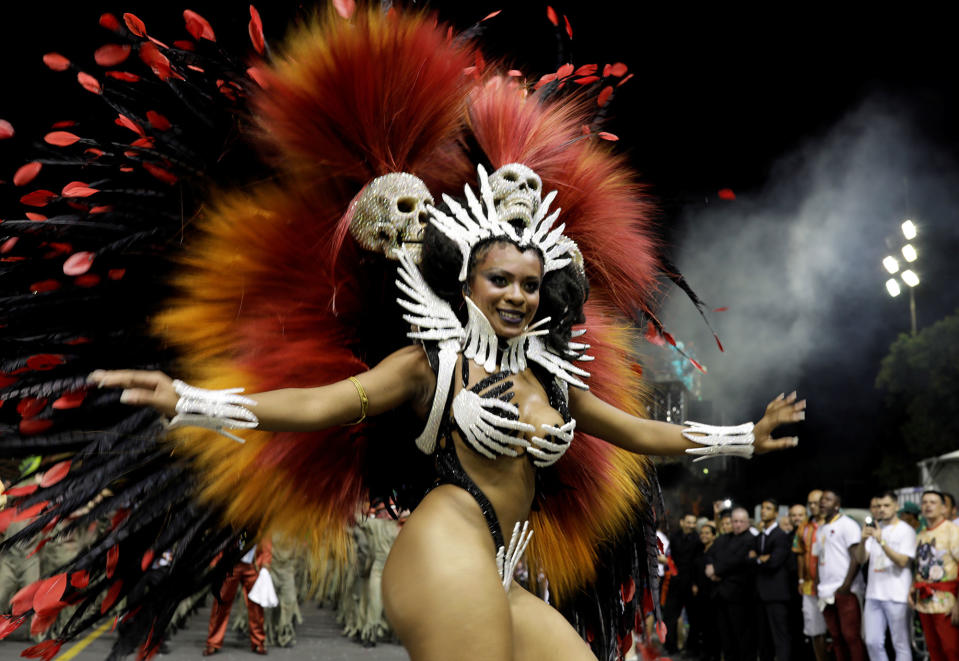 <p>A reveller from the Independente Samba School takes part in a carnival at Anhembi Sambadrome in Sao Paulo, Brazil, Feb. 9, 2018. (Photo: Paulo Whitaker/Reuters) </p>