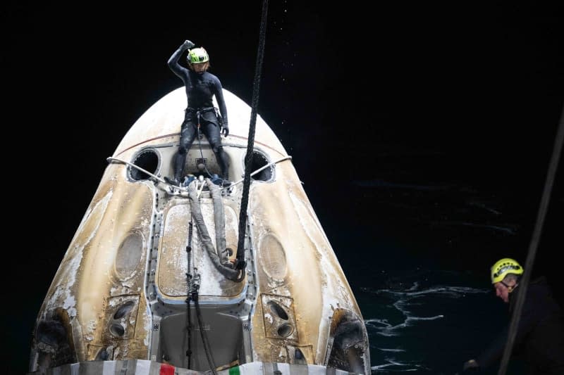 Support teams work to secure the SpaceX Dragon Endurance spacecraft on board the recovery ship MEGAN after the splashdown in the Gulf of Mexico. After around six months on board the ISS space station four astronauts from USA Danmark, Japane and Russia are back on Earth. Joel Kowsky/NASA via Planet Pix via ZUMA Press Wire/dpa