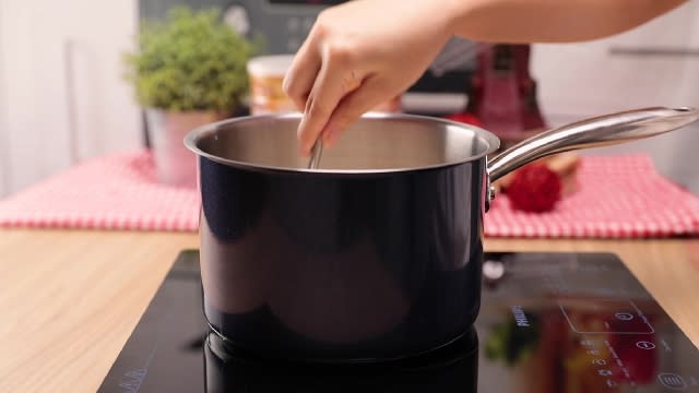 Stirring pot with a metal whisk