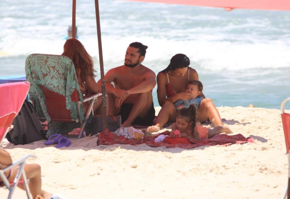 Bruno Gissoni e Yanna Lavigne na praia com os filhos, no Rio de Janeiro (foto: Fabricio Pioyani / AgNews)
