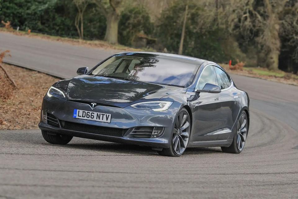 <p>Während das Model S von 2014 eine NCAP-Sicherheitsbewertung von fünf Sternen erhielt, lag die Bewertung für den Schutz von Erwachsenen bei 82 %, für den Schutz von Kindern bei 77 % und für den Schutz von Fußgängern mit 66 % etwas niedriger. Für das Modell 2022 hat Tesla das Model S aktualisiert, um den strengeren NCAP-Tests gerecht zu werden. Das Ergebnis ist eine Bewertung von 91 % für den Schutz von Kindern und 94 % für den Schutz von Erwachsenen. Das Model S verfügt über eine automatische Airbagunterdrückung, die den Unterschied zwischen Erwachsenen- und Kindersitzen erkennt, und eine Multikollisionsbremse, die die Bremsen aktiviert, um einen Sekundäraufprall und eine Kollision zu vermeiden.</p>