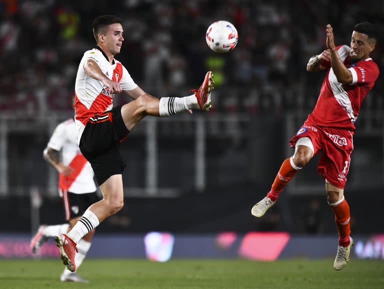 Lucha en lo alto por el balón entre Palavecino y Florentín