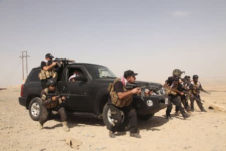 Kurdish Peshmerga fighters take part in field training to fight Islamic State (IS) militants at Mount Batnaya near Zummar, September 20, 2014. REUTERS/Ari Jalal