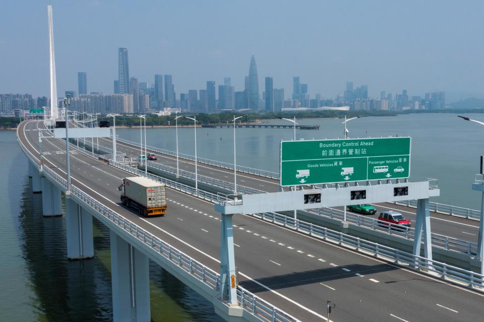 運輸署在管制站發現多名跨境貨車司機確診。(資料圖片)