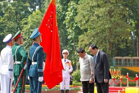 Philippines President Rodrigo Duterte (C) reviews a guard of honor with his Vietnamese counterpart Tran Dai Quang (R) during a welcoming ceremony at the Presidential Palace in Hanoi, Vietnam, September 29, 2016. REUTERS/Minh Hoang/Pool