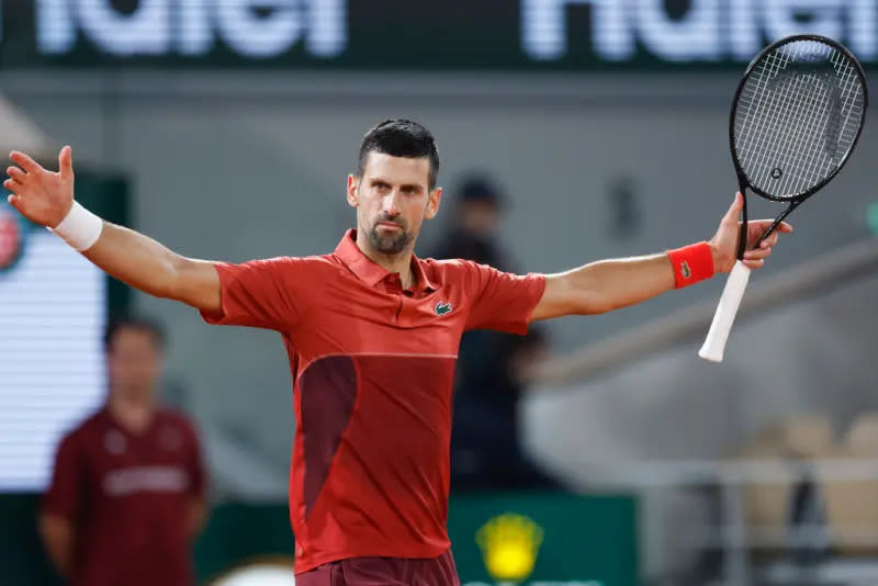 ▲37歲的Novak Djokovic於法網當地凌晨3點08分才驚險以5盤脫困，他賽後抱怨，時間真的有點太長，並說：「誰會在這時間打球？」（圖／美聯社／達志影像）