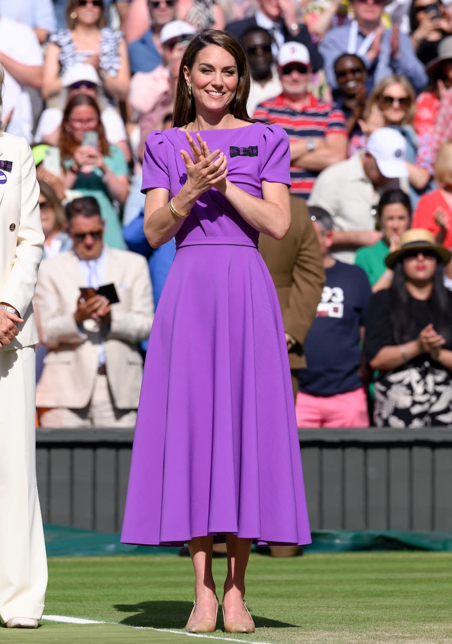 Princess Kate appears at Wimbledon tennis match!She looks good and remains elegant. The purple dress and handbag she wears are also from British brands.