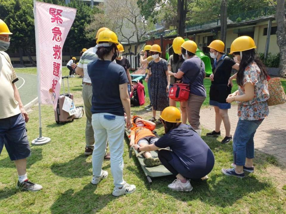 新竹市政府教育處自一一一年起不定期無預警至學校進行防災演練，近日突擊民富國小，現場模擬地震來時避難措施。（記者曾芳蘭攝）