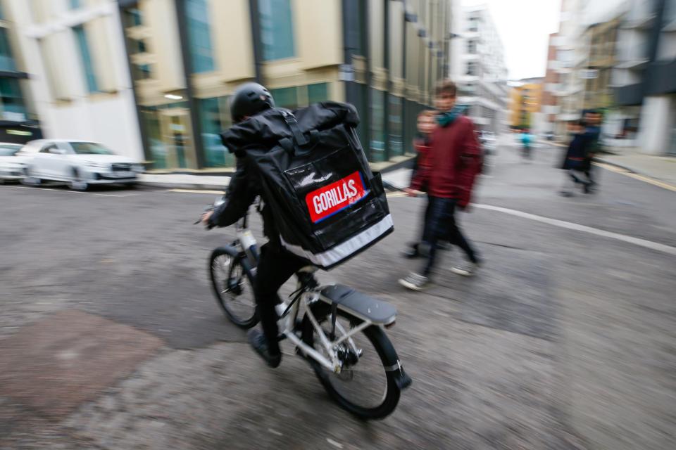 Fährt dieser Gorillas-Fahrer bald mit einem anderen Logo auf dem Rucksack?  - Copyright: Hollie Adams/Bloomberg/Getty Images