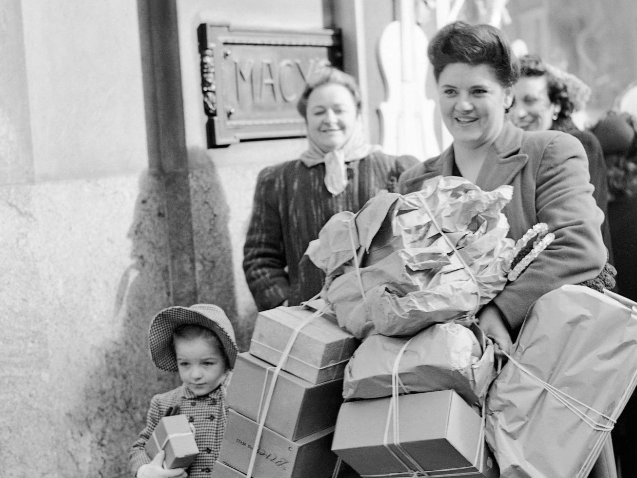 Holiday shopping 1946