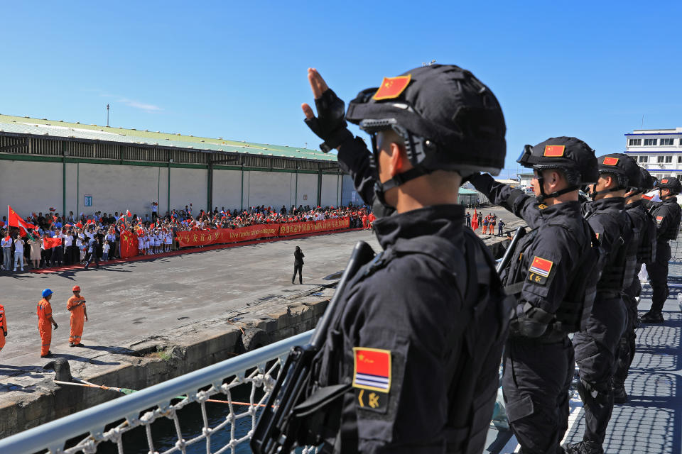 編隊官兵向歡迎人群揮手致意。（圖／新華社）