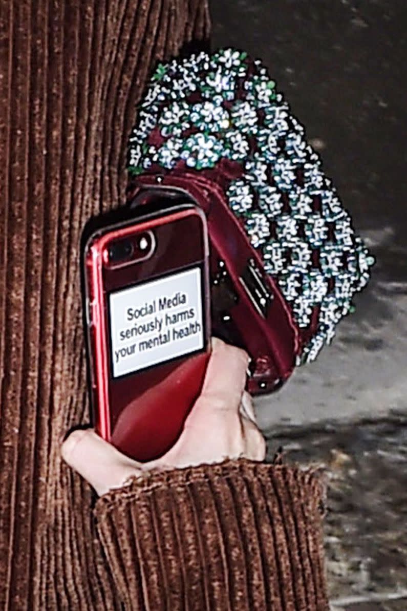 Sticker mit deutlicher Botschaft: „Social Media schaden ernsthaft deiner psychischen Gesundheit“ steht auf dem Smartphone von Gigi Hadid. (Bild: Splash News)