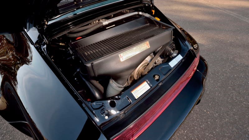 該911 Turbo搭載3.6升渦輪增壓水平對臥六缸引擎，擁有355hp最大馬力。