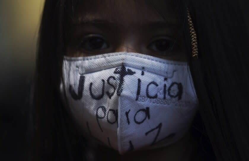 Una niña usa una máscara con la frase "Justicia para Luz", escrita en español, durante una protesta de grupos feministas por Luz Raquel Padilla, frente a la Casa de Gobierno del estado de Jalisco en la Ciudad de México, el jueves 21 de julio de 2022. Luz Raquel Padilla, madre de un niño con autismo, fue rociada con alcohol y quemada viva presuntamente por un grupo de personas a pocas cuadras de su casa el 16 de julio en el estado de Jalisco. Murió a causa de sus heridas. (Foto AP/Marco Ugarte)