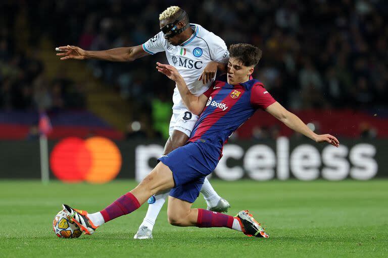 Pau Cubarsí, el zaguero central de 17 años que debutó en la Champions League, va al cruce contra Victor Osimhen; el juvenil es una de las esperanzas de Barcelona.