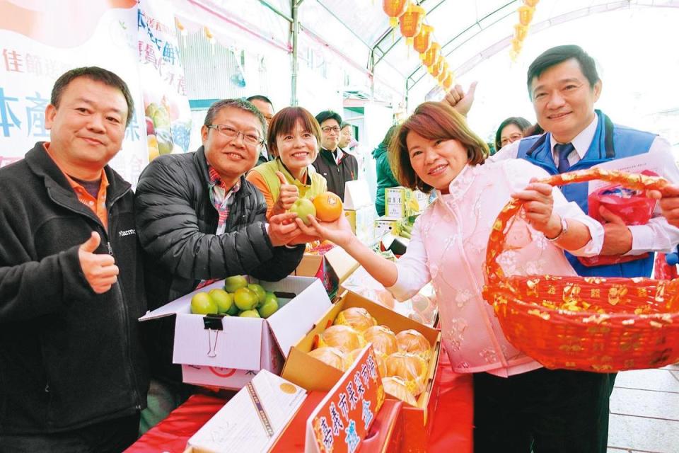 同時兼任嘉義市果菜市場董事長的黃敏惠（右），平常行銷農產品不遺餘力，如今卻發生涉貪機要的兒子吳孟勳被安排到果菜市場任職。（嘉義市政府提供）