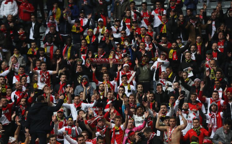 <p>Ils étaient 3000 hier, ils ne seront que 2000 ce soir, mais qu’importe, les fans monégasques donnent déjà de la voix en scandant “Dortmund, Dortmund”. Un hommage très apprécié par le public du Borussia. (Getty images)</p>