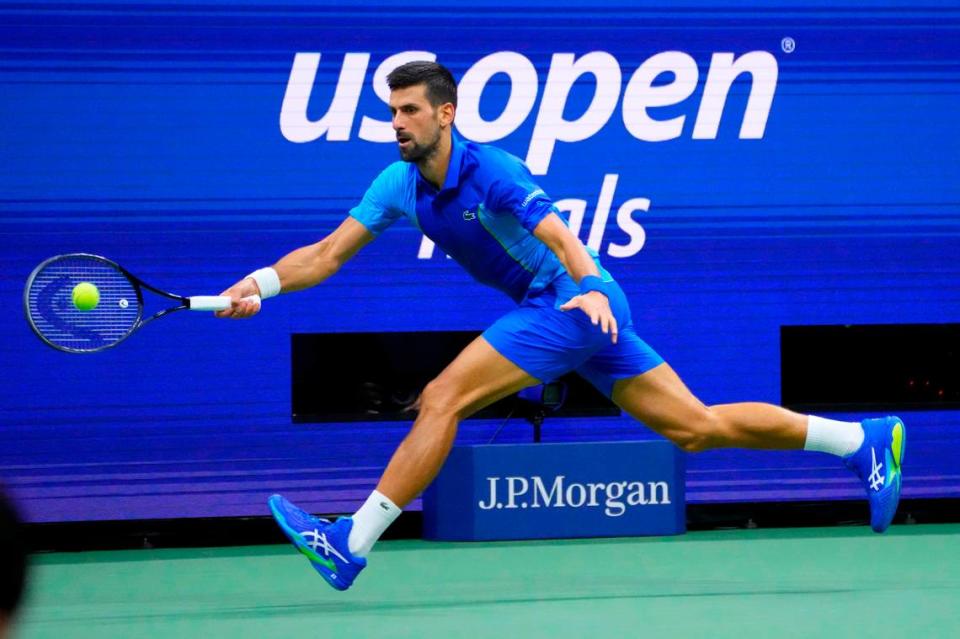 Novak Djokovic emergió triunfante de una intensa y extenuante final del Abierto de Estados Unidos, exprimiendo toda su energía para vencer el domingo 6-3, 7-6 (5), 6-3 a Daniil Medvedev.