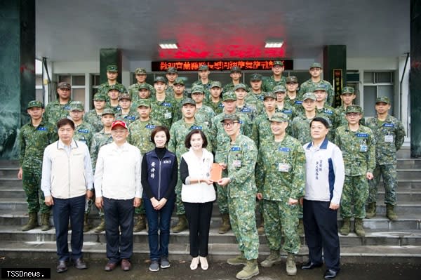 宜蘭縣長林姿妙探視陸軍第一五三旅第○一二一梯次入營新兵暨慰勞「翔龍舞龍、戰鼓隊」。（圖：宜蘭縣政府提供）