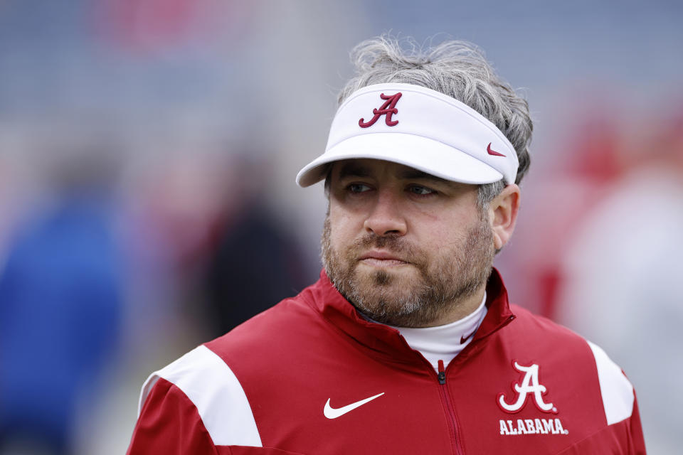 OXFORD, MS - 12. NOVEMBER: Alabama Crimson Tide Defensivkoordinator Pete Goulding schaut vor einem College-Football-Spiel gegen die Mississippi-Rebellen am 12. November 2022 im Vaught-Hemingway Stadium in Oxford, Mississippi zu.  (Foto von Joe Robbins/Icon Sportswire über Getty Images)