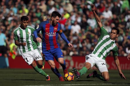 Football Soccer - Real Betis v Barcelona - Spanish Liga Santander - Benito Villamarin stadium, Seville, Spain - 29/01/2017 Barcelona's Lionel Messi and Real Betis' Aissa Mandi in action. REUTERS/Jon Nazca