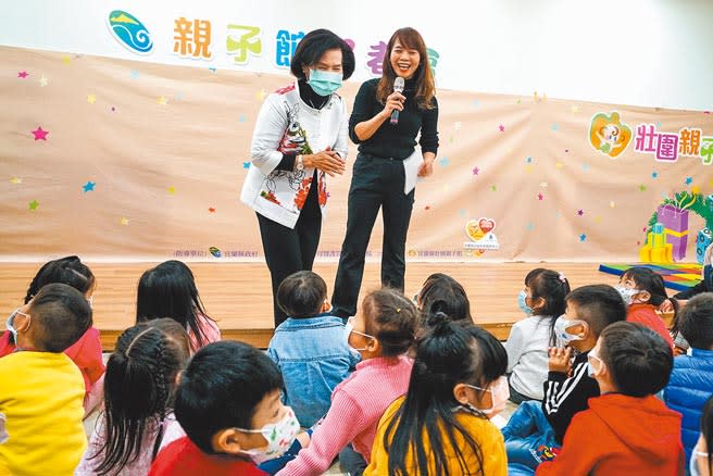 宜蘭縣長林姿妙（左）昨在壯圍親子館宣布，親子館增加周日開館服務。（李忠一攝）