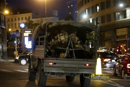 Belgian troops take up position following an explosion at Central Station in Brussels, Belgium, June 20, 2017. REUTERS/Francois Lenoir