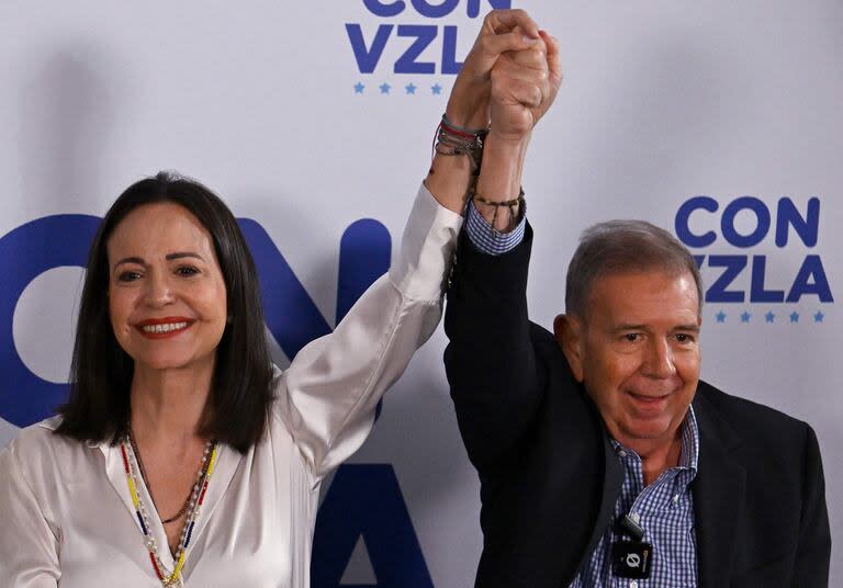 María Corina Machado, líder de la oposición, junto a Edmundo González Urrutia, el candidato que compitió contra Maduro en las últimas elecciones (JUAN BARRETO / AFP)