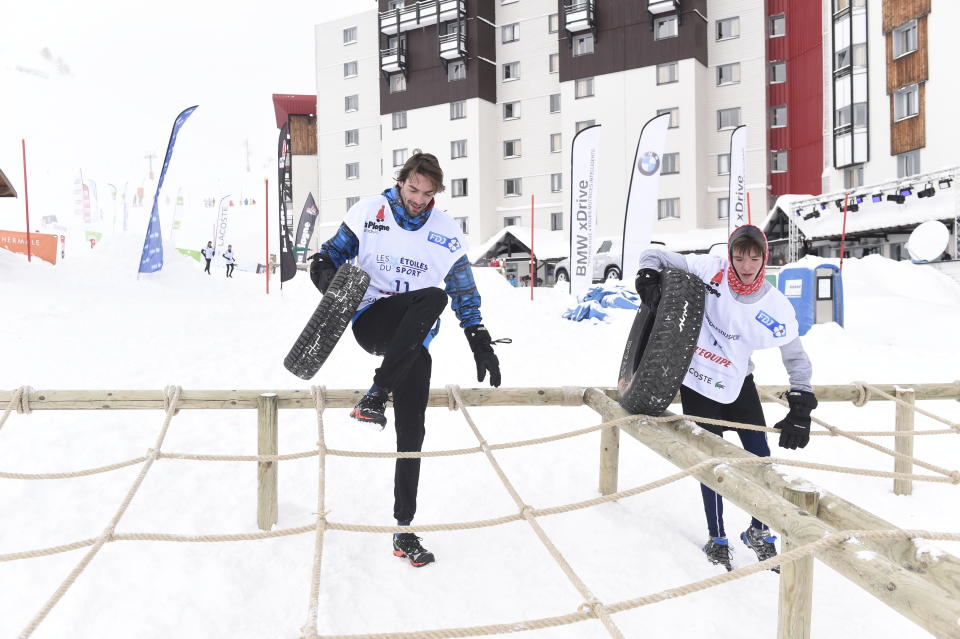 Camille Lacourt et son filleul Clément Batte portent des pneus et passent à travers les cordes