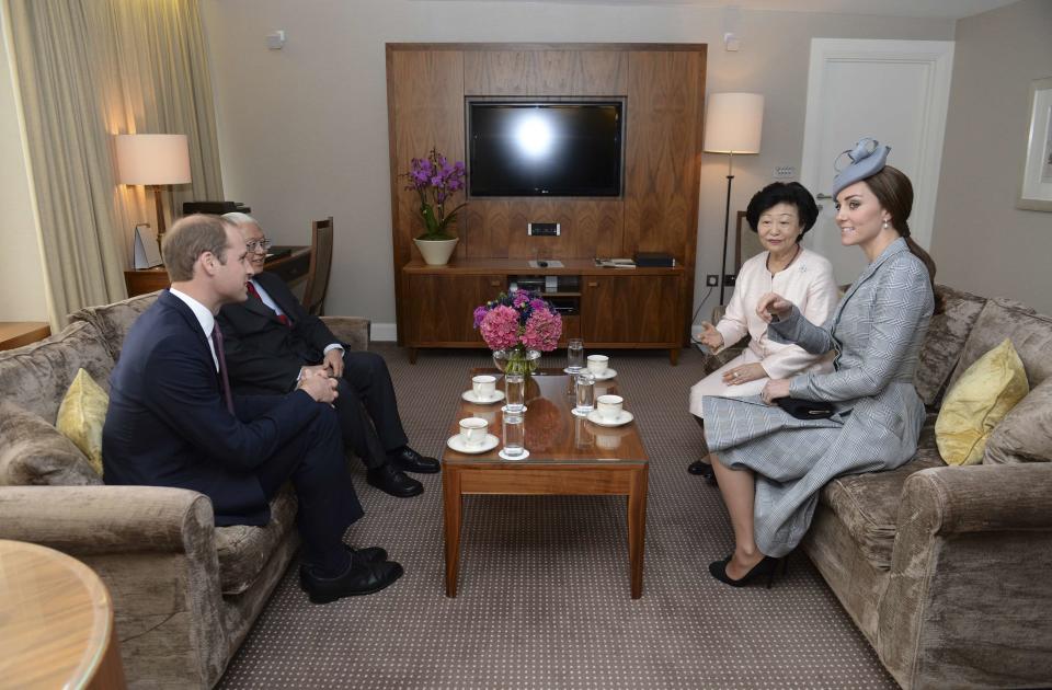 Britain's Prince William (L) and his wife Catherine, Duchess of Cambridge (R), speak with the President of Singapore Tony Tan and his wife Mary Chee, as they greet them at the Royal Garden Hotel in London October 21, 2014. The President and his wife will be guests of Queen Elizabeth during the first state visit of a Singapore President to Britain. REUTERS/Anthony Devlin/pool (BRITAIN - Tags: POLITICS ROYALS ENTERTAINMENT)