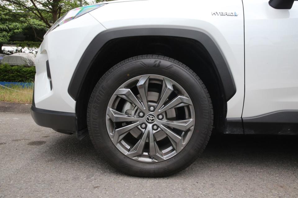 配胎尺碼為扁平比較高的225/60R18，與舒適取向的底盤設定可謂是相得益彰。