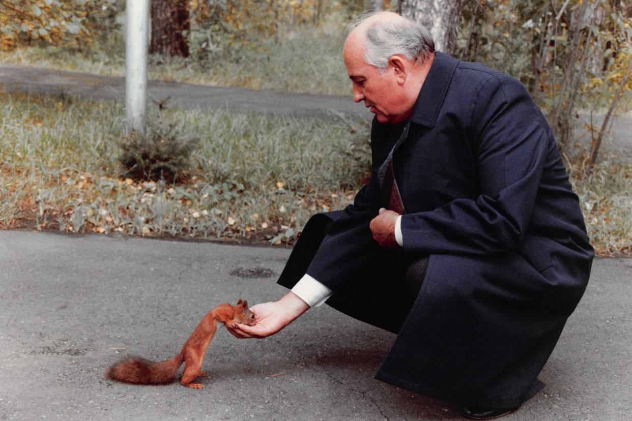 Mikhaïl Gorbatchev at his dacha in Moscow on Nov. 11, 1989. (Shone Vlastimir Nesic / Gamma-Rapho via Getty Images file)