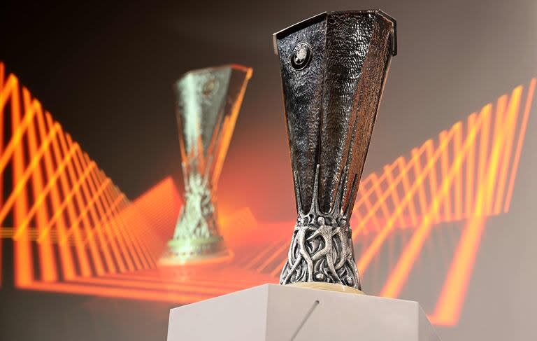 El trofeo de la UEFA Europa League por el que pelearán Atalanta y Bayer Leverkusen 