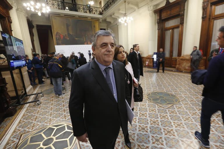 Mario Negri llegando a la sesión especial en Diputados