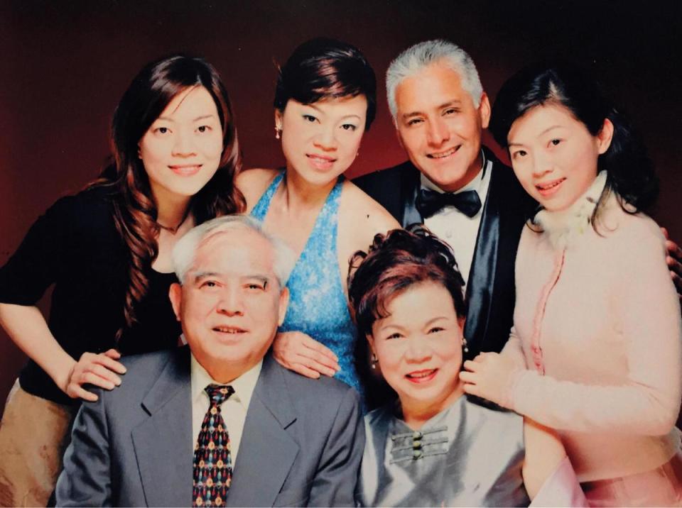 范琪斐（後排左二）2004年與Roberto結婚時拍的范家全家福。（范琪斐提供）