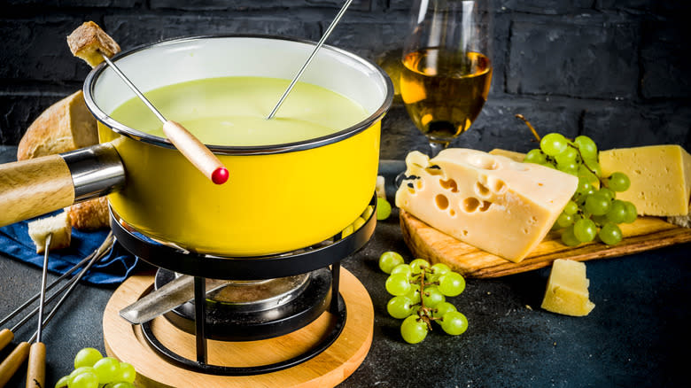 Fondue pot with cheese