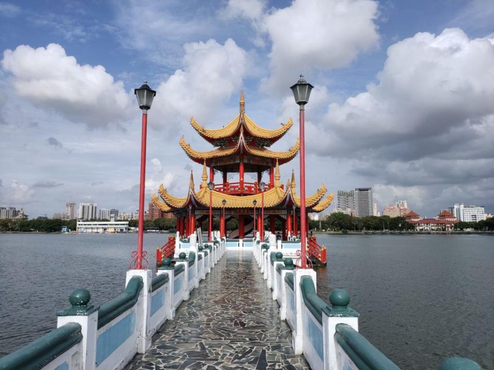 深入池中的亭台樓閣，可欣賞整個蓮池潭風景，與後方的華夏大樓，相映成趣。