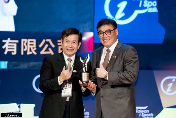 台新銀行第四度榮獲體育署運動企業認證，由台新金控執行副總經理林尚愷（右）代表領證。