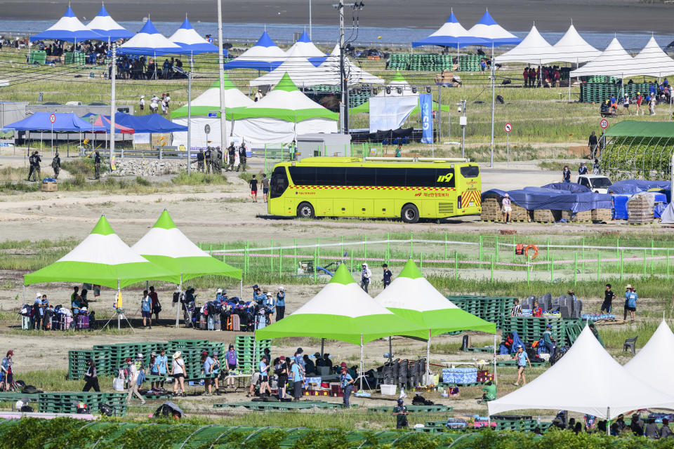 約4萬3000人上周齊聚南韓全羅北道的新萬金海岸地區，參加「世界童子軍大露營」，中暑等問題，再加上颱風逼近，主辦單位決定放棄營地活動。數以千計的學生8日後撤到首爾和其他地區。（法新社）
