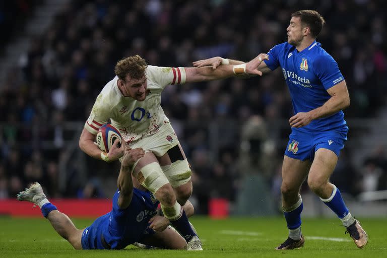 El inglés Ollie Chessum busca quitarse de encima a Tommaso Menoncello, durante el partido entre Inglaterra e Italia