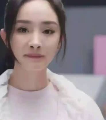 有網友發現楊冪鼻孔、眼睛大小不一，質疑她顏值崩壞。（圖／翻攝自明星八卦播報微博）