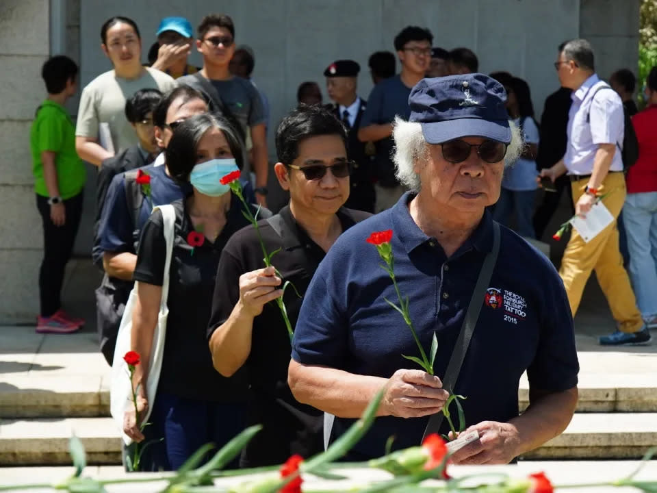 香港重光紀念78周年 逾百人悼念戰歿士兵 市民攜子女參與：記著別人用生命換來和平