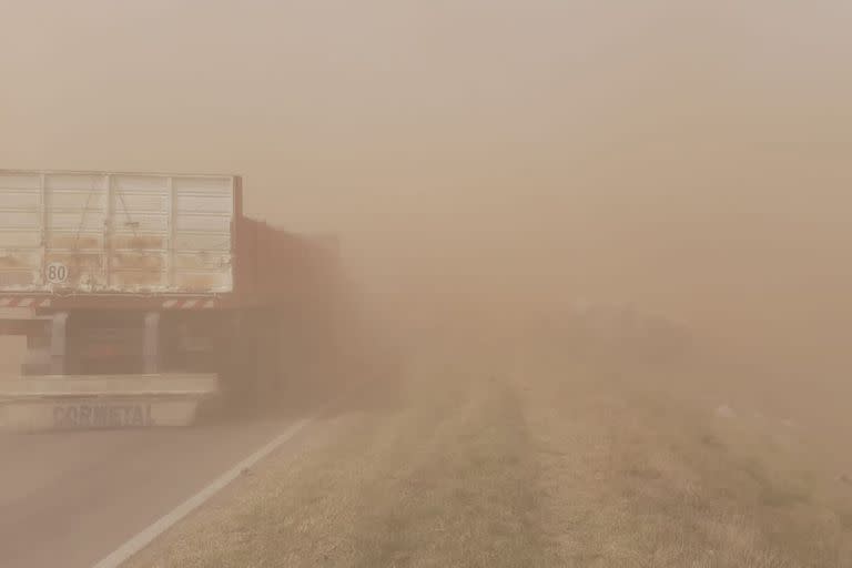 La escasa visibilidad en la ruta por la tormenta de tierra